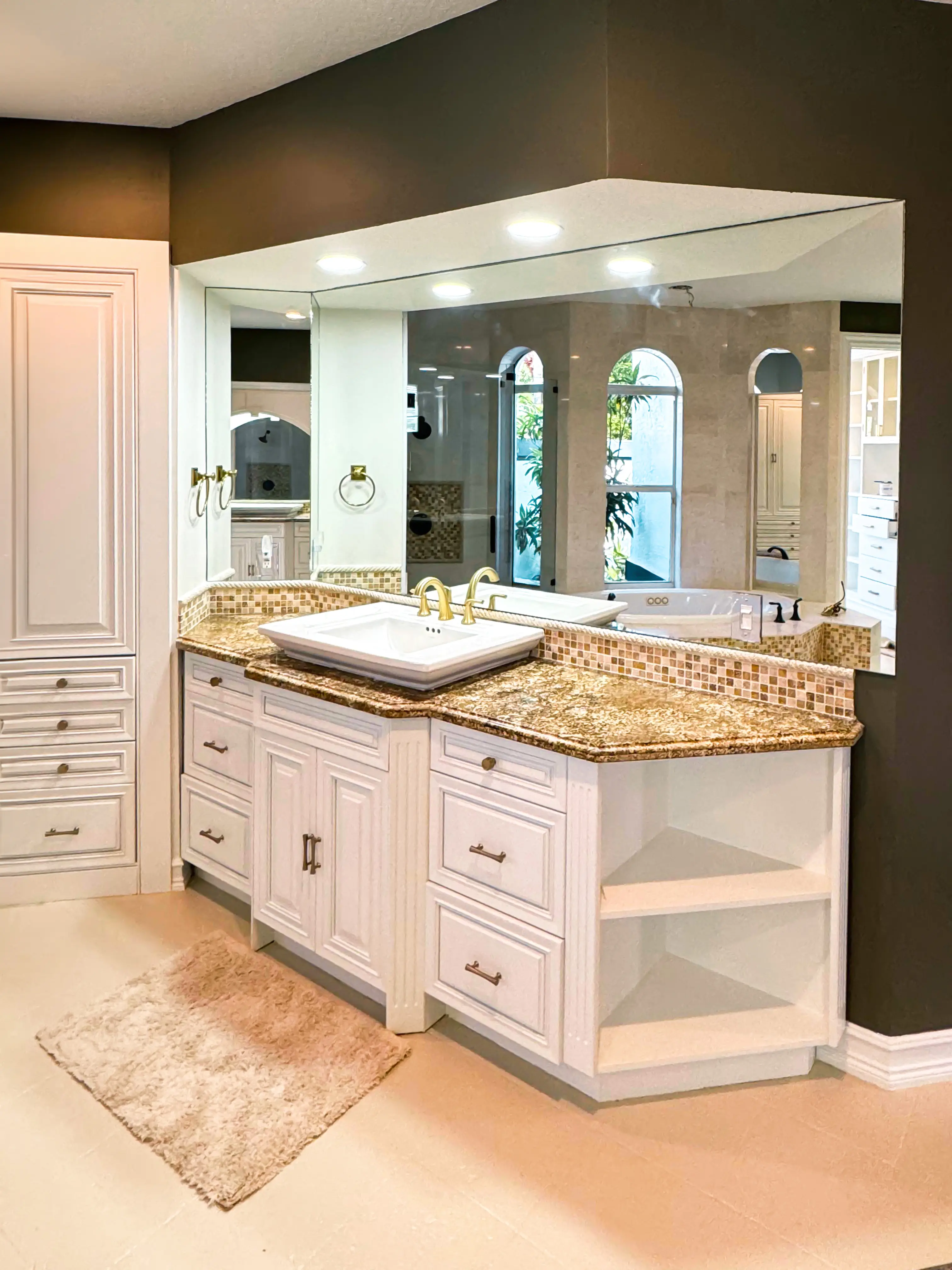 High-quality custom mirror for luxurious bathroom decor.