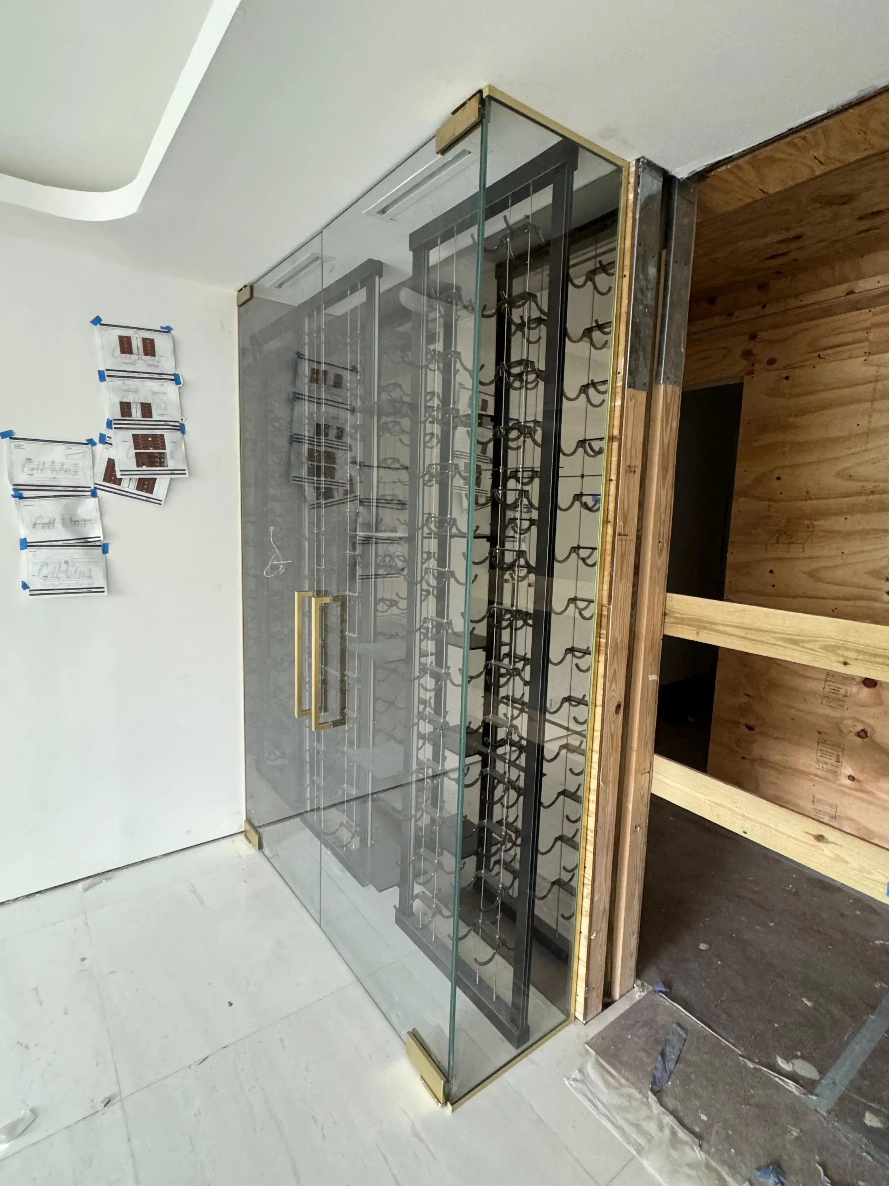 High-quality glass wine cooler with sleek borders and sturdy handle.