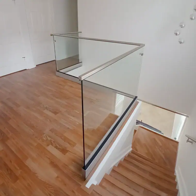 Glass railing for balustrade