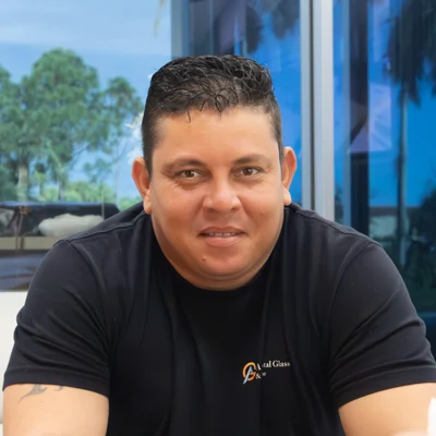 High-quality custom mirrors and glass installation for home and office.