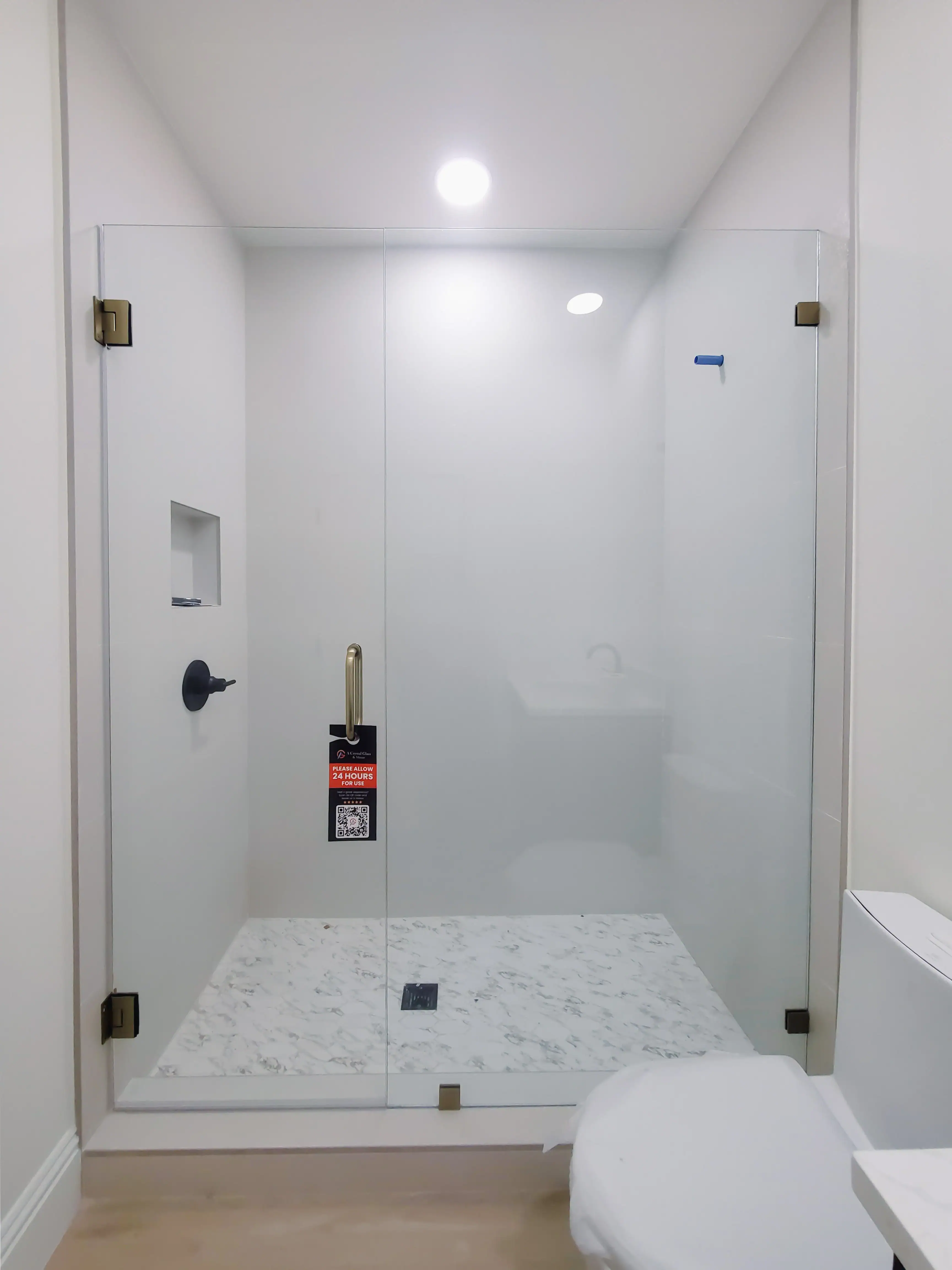 Beautiful glass shower enclosure with sleek, clear design. Perfect for modern bathrooms.