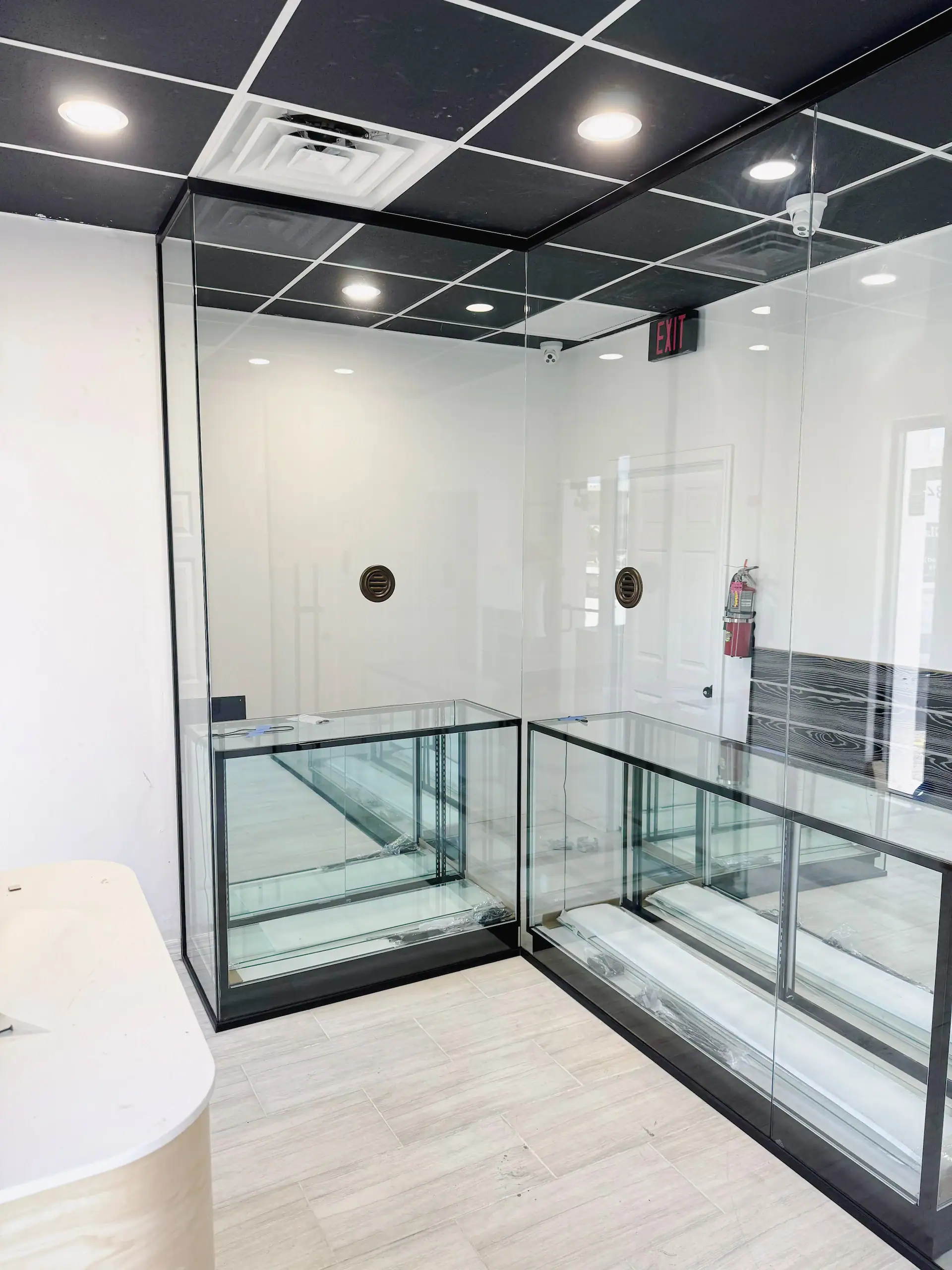 High-quality glass display cases for retail or commercial use. Customizable mirror and glass solutions.