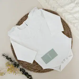 body cuello bandeja encaje