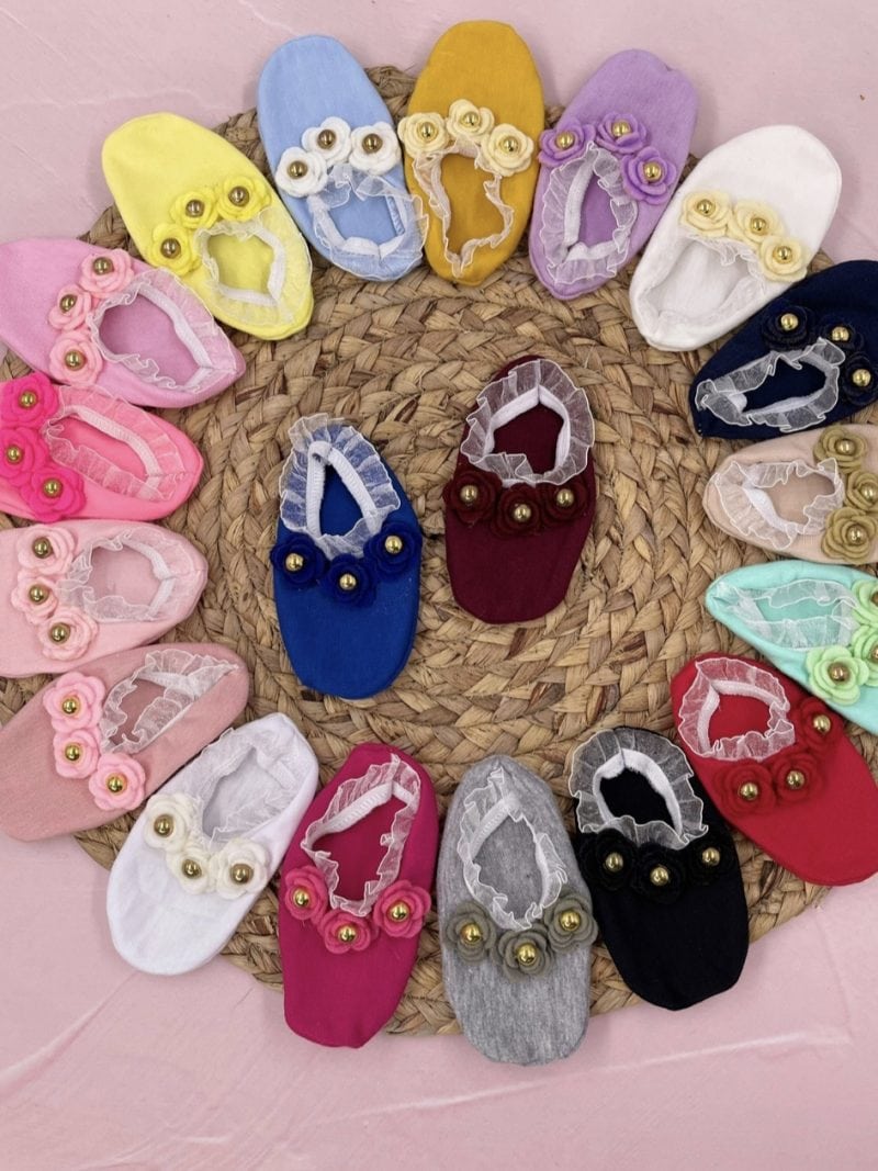 Patucos bebé con flores en múltiples colores, suaves y cómodos para niñas pequeñas.