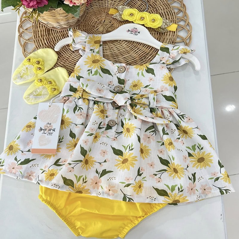 Ropa para bebés niña con vestido de flores y bufanda a juego en tonos pastel y amarillo vibrante.