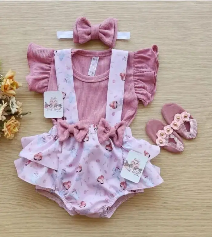 Ropa y accesorios para bebé con detalles rosa y florales.