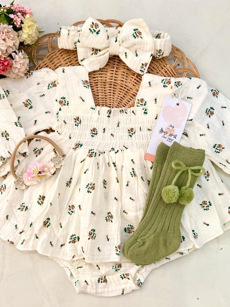 Bañador de bebé con estampado floral, diadema, calcetines verdes con pompón y accesorios para bebé niña.