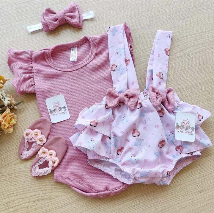 Conjunto de ropa y accesorios para bebé niña en tono rosa, ideales para ocasiones especiales.