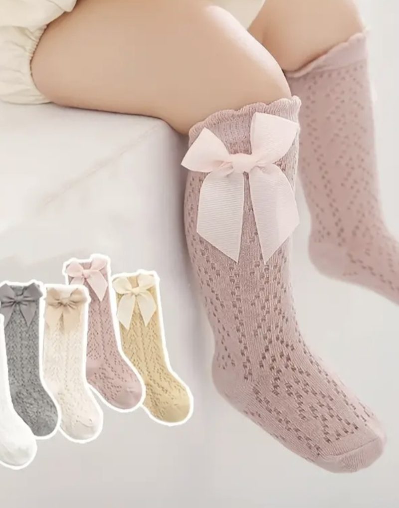 Calcetines infantiles de encaje con lazos en varios colores para niña.